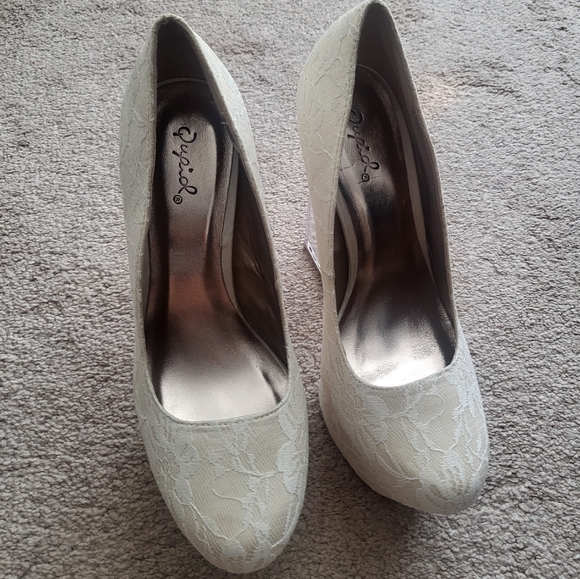 Beautiful shoes - Picture 3 of 3